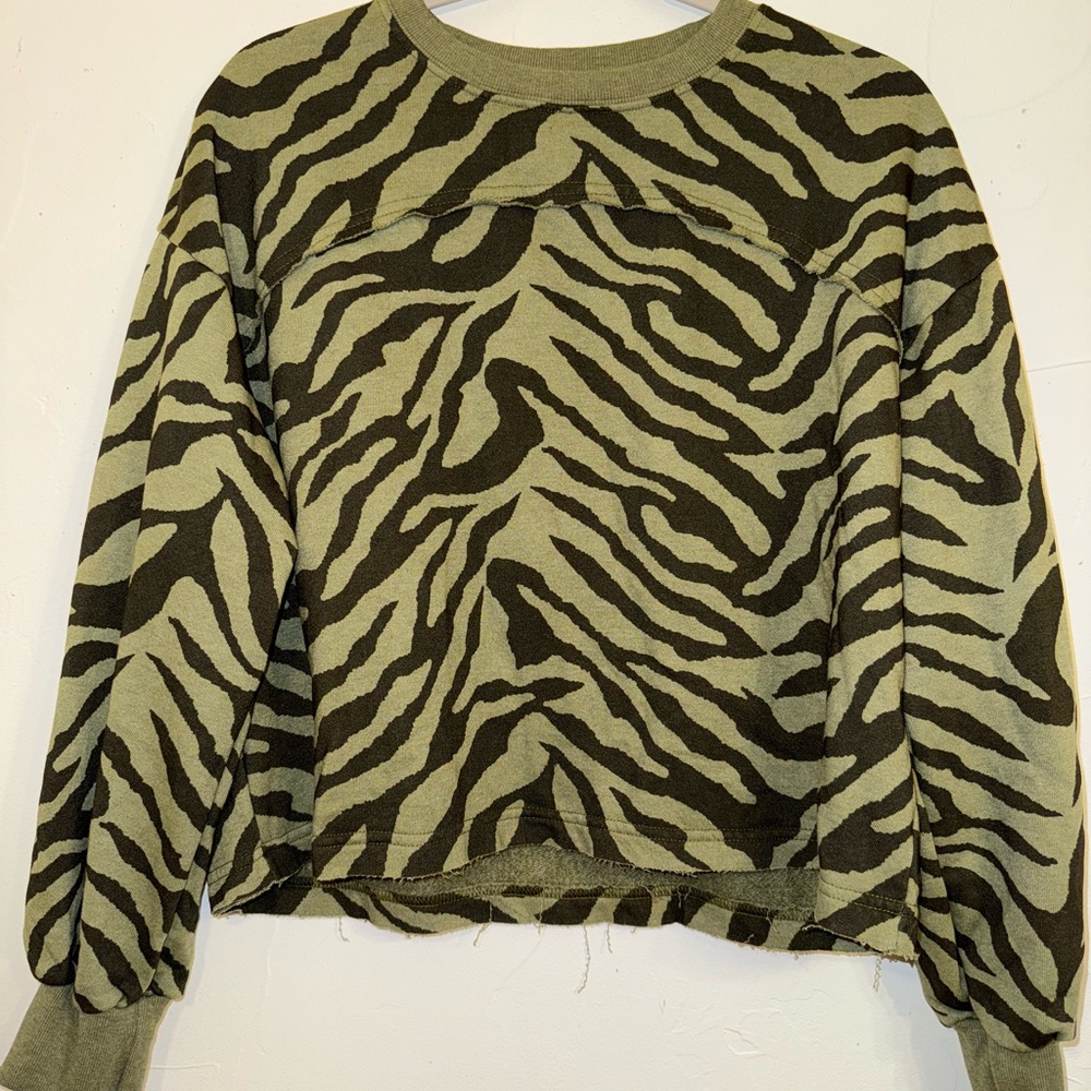 NWT SUNDRY OLIVE GREEN ZEBRA PRINT RAW HEM CROP SWEATSHIRT SZ XS